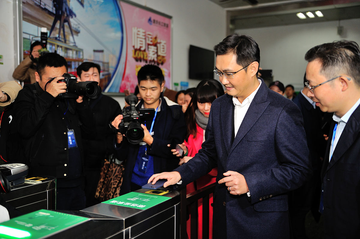 帮我写一个微信小程序实现叫号功能