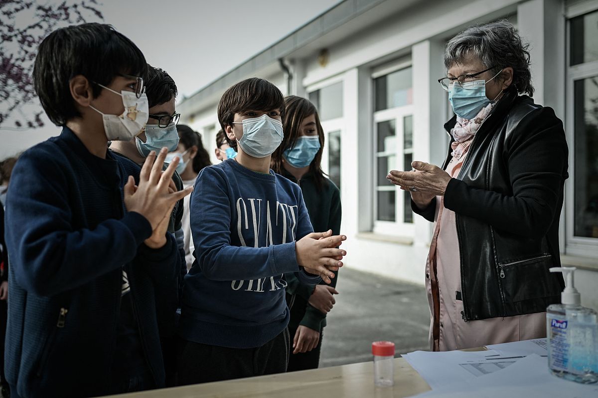 当地时间2021年2月25日,法国波尔多郊区,一所小学内工作人员引导学生