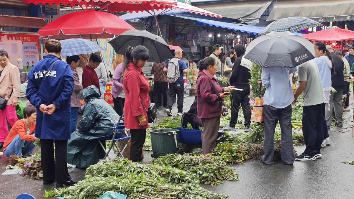 城市里有很多小商小贩补鞋的补拉链修自行车的等有人说这种小商小贩为群众提供了生活便利也有人认为这种小商小贩影响了市容存在安全隐患谈谈你的看法