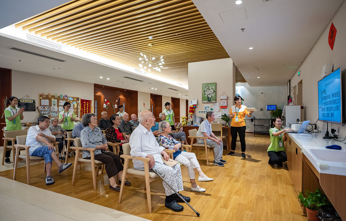 医养产业背景下的人文医院建设：服务、技术、环境三方面解读