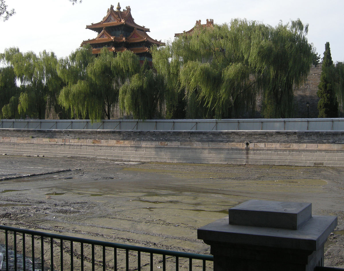 回复建议：关于重点景区比如皇城午门内部杂草丛生淹没花草沟渠内存在漂浮物等十分不协调的建议