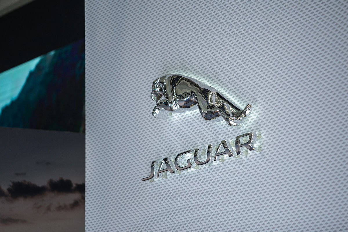 捷豹汽车标志：瞪视前方的豹子头象征力量、速度和优雅