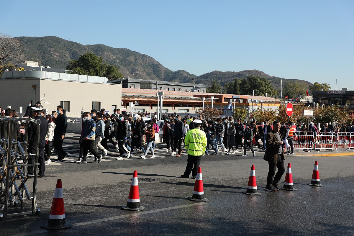 博弈论：纳什均衡与交通网络优化