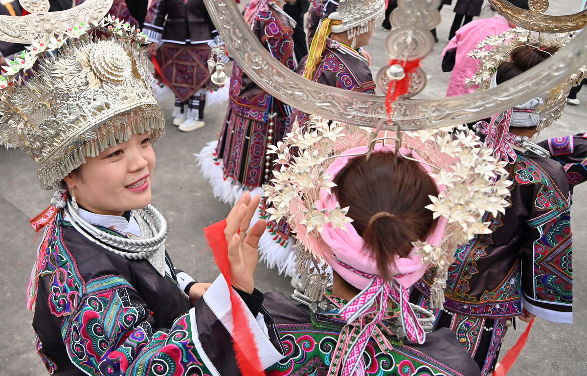 2026年2月21日,贵州丹寨,穿着苗族百鸟衣盛装的女青年