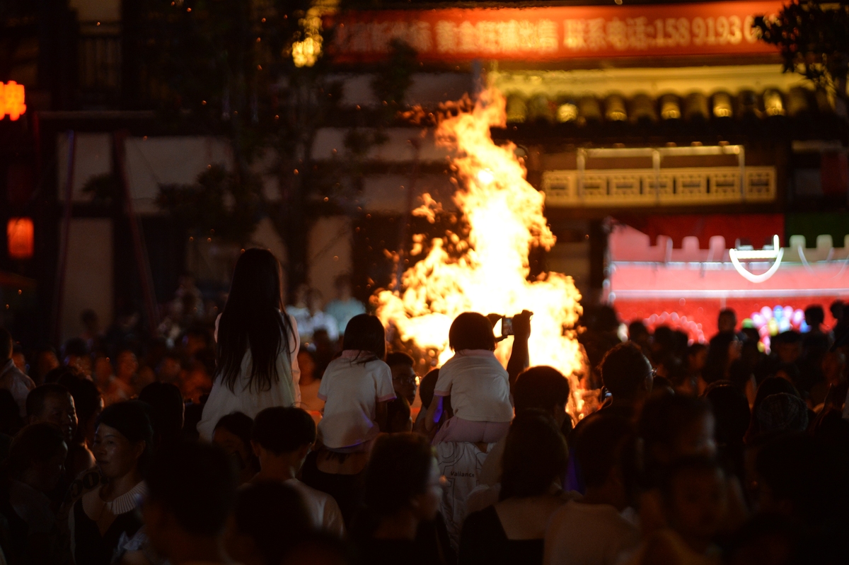孩子们一起篝火晚会。应该很有趣