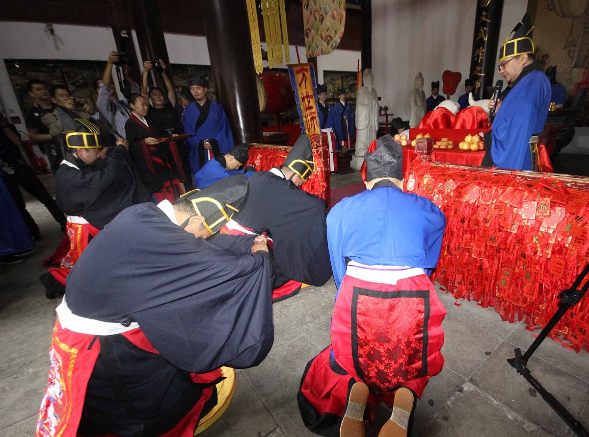 卧龙山道观：算命师与姐妹之争