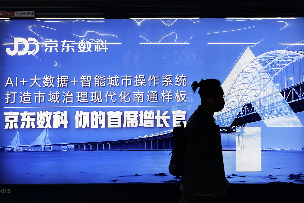 我想制作提升海尔斐雪派克全产业产业链效率的方案。请输出ppt大纲