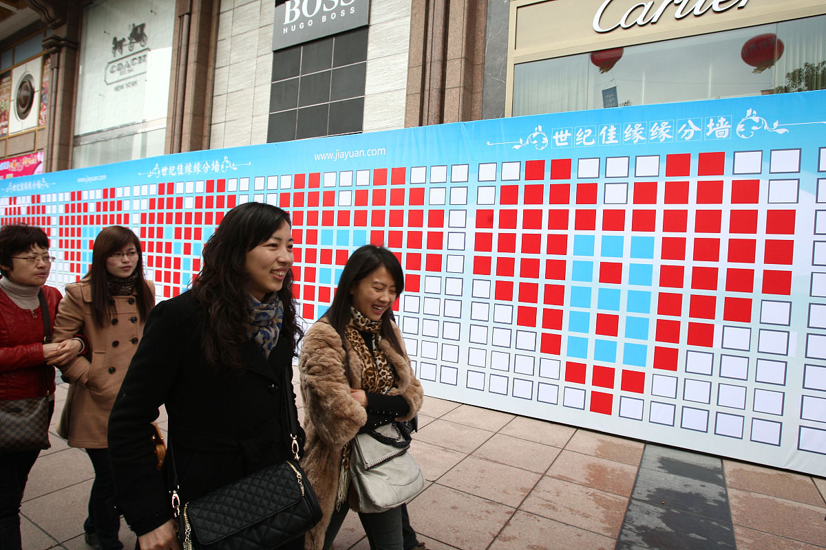 2012年03月08日,上海,当天是"三八"妇女节,新世界城门口别出心裁地搭