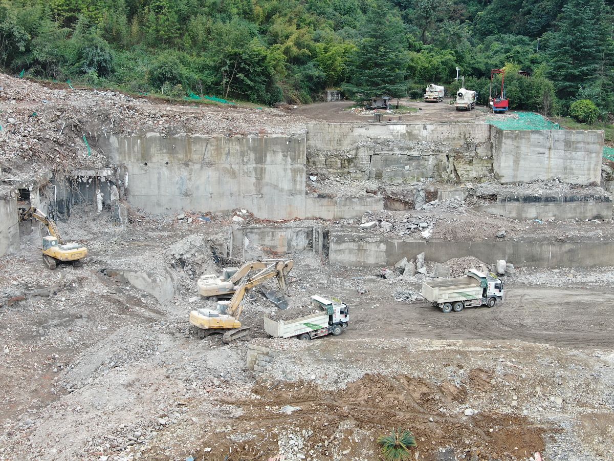 中小型水利工程施工质量的现状1小而全、专业多、项目多、单项工程量小以河道整治工程为例其包含的项目与专业和大型堤防工程几乎相同重要性和质量标准一样只是某些单项的工程量小得多。大型工程虽然规模大技术要求是一样的可动用先进的大型设备由专业队伍进行施工。河道整治工程的工程量达不到一定程度则一般改用简化的办法由非专业队伍来施工工程质量难以保证。2单价低、投资小、工期短中小型水利工程多采用地方单价单价低、投资