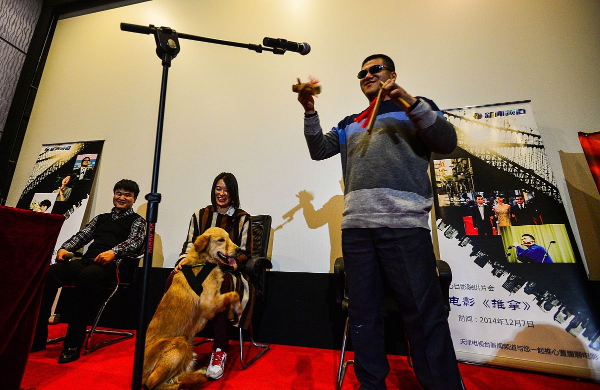 2014年12月7日,天津,电影《推拿》向盲人观众进行免费放映.天津盲人演