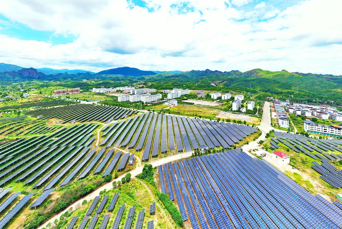 请以四川省绵阳市近五年的气象数据和农业数据为基础设计一个探究气候对人类农业生产影响的小学五年级课外实践课题课题小组组长：陈彦桥组员：韩双冰、余佳锌、吴成峻请写出包括小组成员分工在内的比较详细的探究活动过程和课题报告。