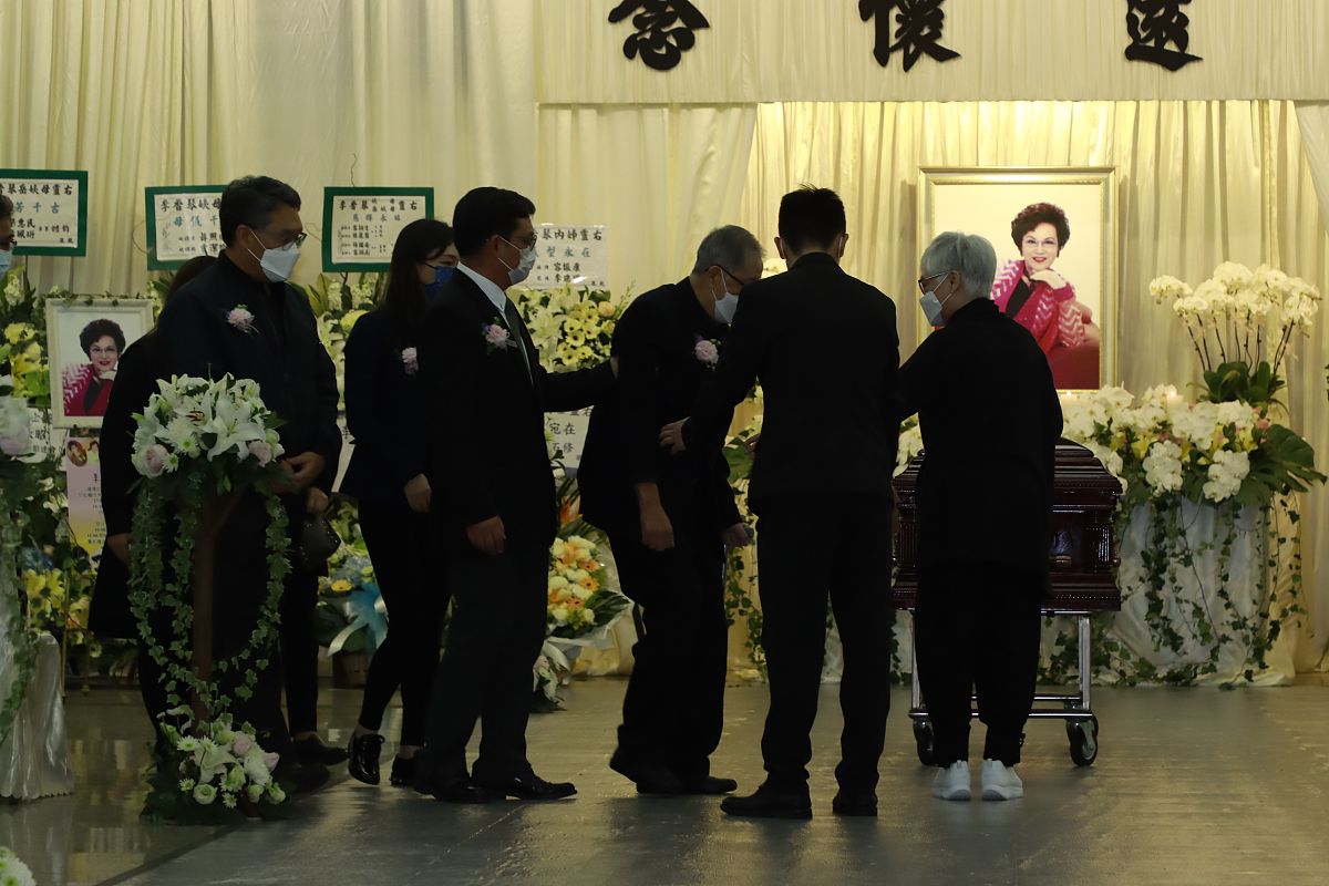 我67岁的外婆车祸去世了很多亲戚朋友来参加葬礼要在晚饭时致辞感谢大概五分钟请写一篇致辞