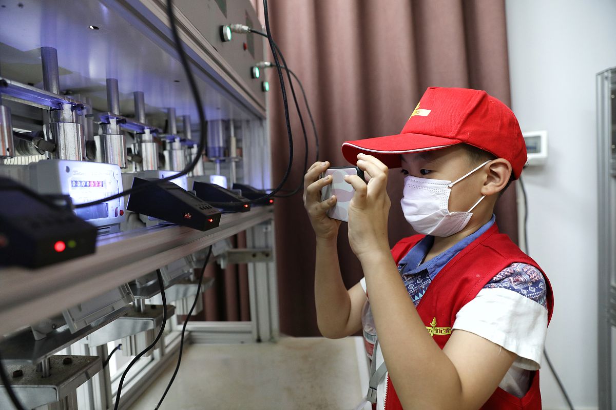 论述人民群众在社会历史发展中的重要作用要求字数不少于1500字结合二十大内容