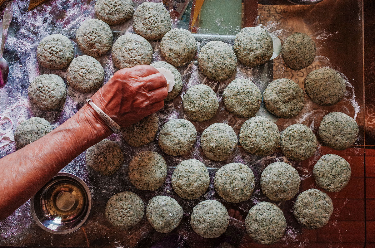 广东传统手工制作艾糍,由新鲜艾叶打碎后,混合糯米粉制作而成,可放白