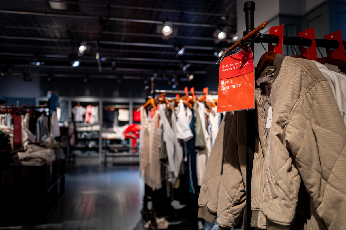 一家羽绒服专卖店羽绒服已售罄。用画面语言描述出来