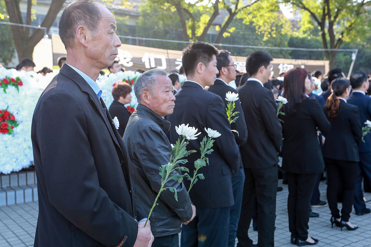 近期马英九清明节返湘祭祖根据此为话题写一篇2000字左右的人民日报社评。