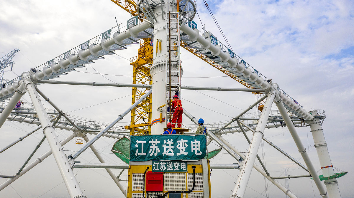2021年10月14日,江苏无锡,在385米世界最高输电铁塔——凤城至梅里500