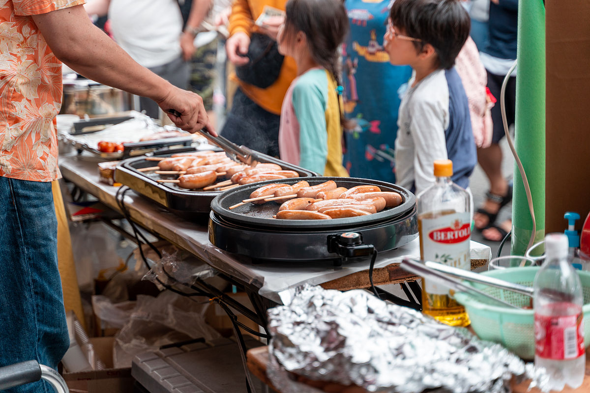当地时间2019年7月6日,日本东京,民众张灯结彩迎接令和元年首个日本七