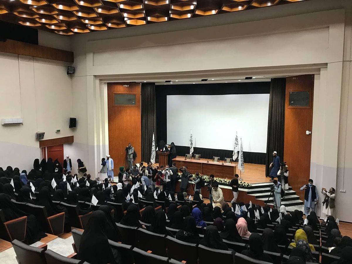 当地时间2021年9月11日,阿富汗喀布尔,妇女参加喀布尔教育大学关于塔