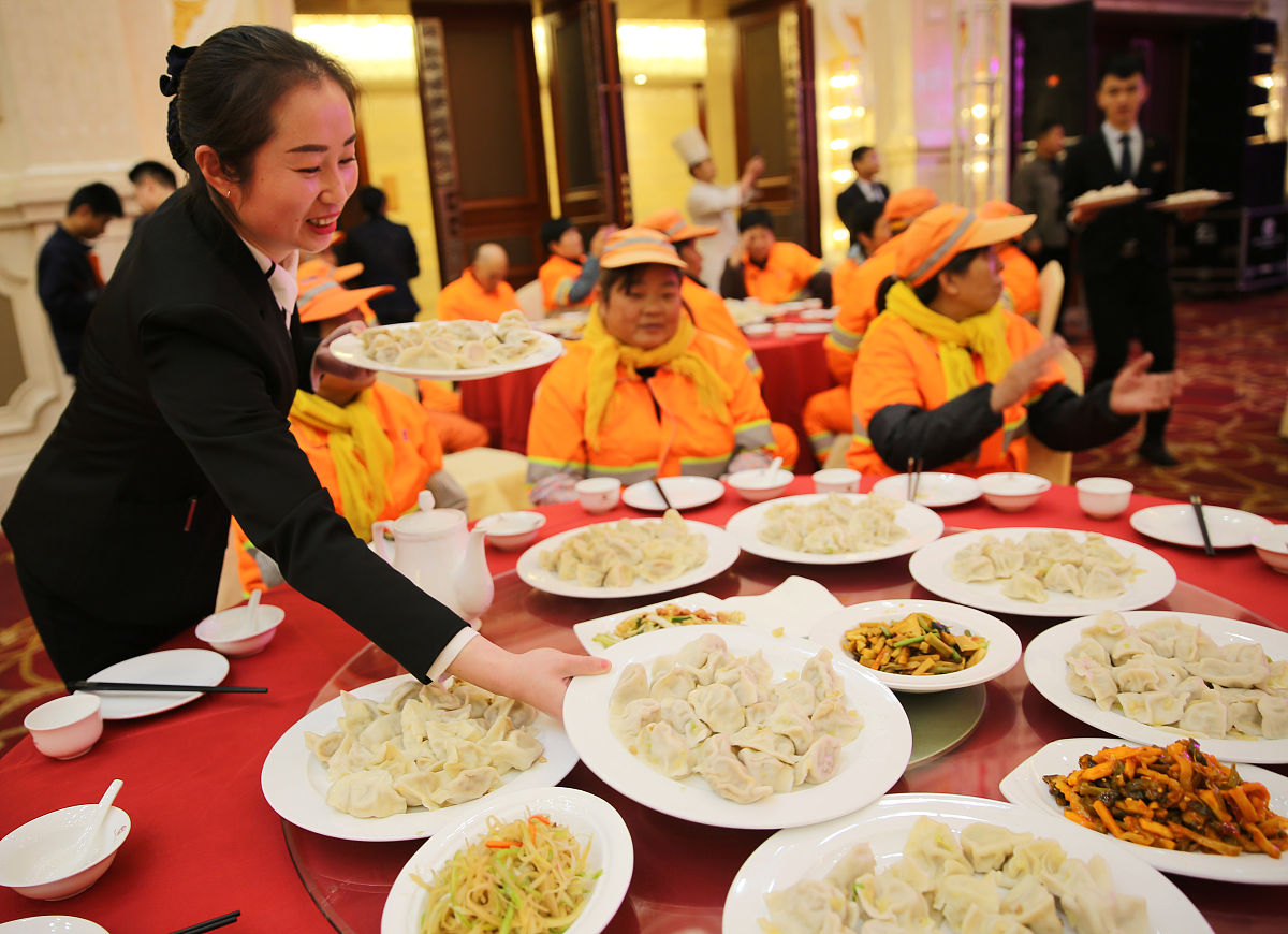以第一人称写一份在汶川福临国际大酒店餐饮部服务员的实习报告中的岗位的工作内容 要求800字