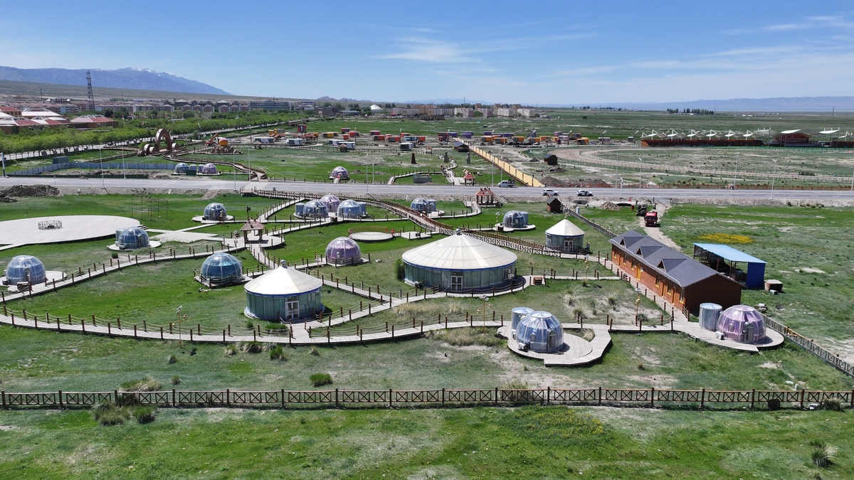 想在内蒙古布林泉直播1场。请写出完整的直播策划案内容包括直播内容、布林泉亮点给、直播形式直播话术直播特色创意等