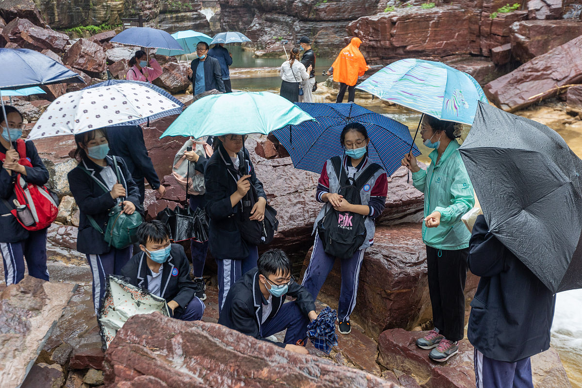 项目式学习视域下地理研学旅行设计探究——以探究杭州湾的自然和人文景观为例翻译