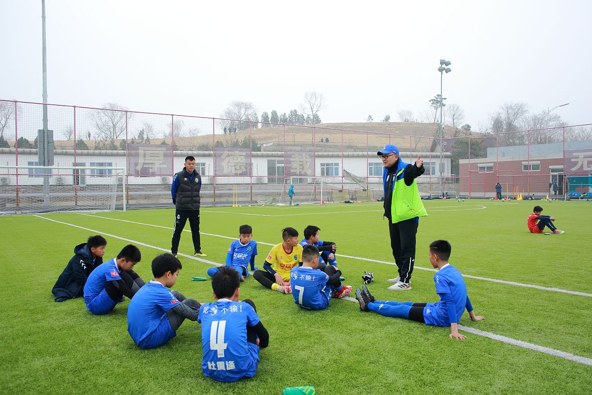 足球沙袋在学校足球训练中的应用研究：提升球员综合能力的有效工具