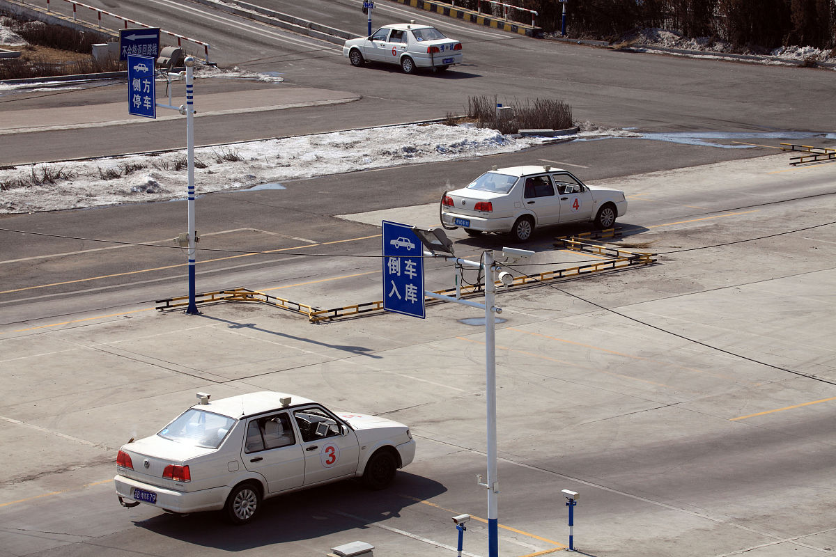 小车在不可跨域障碍区绕过障碍前往下一区域应具备的功能