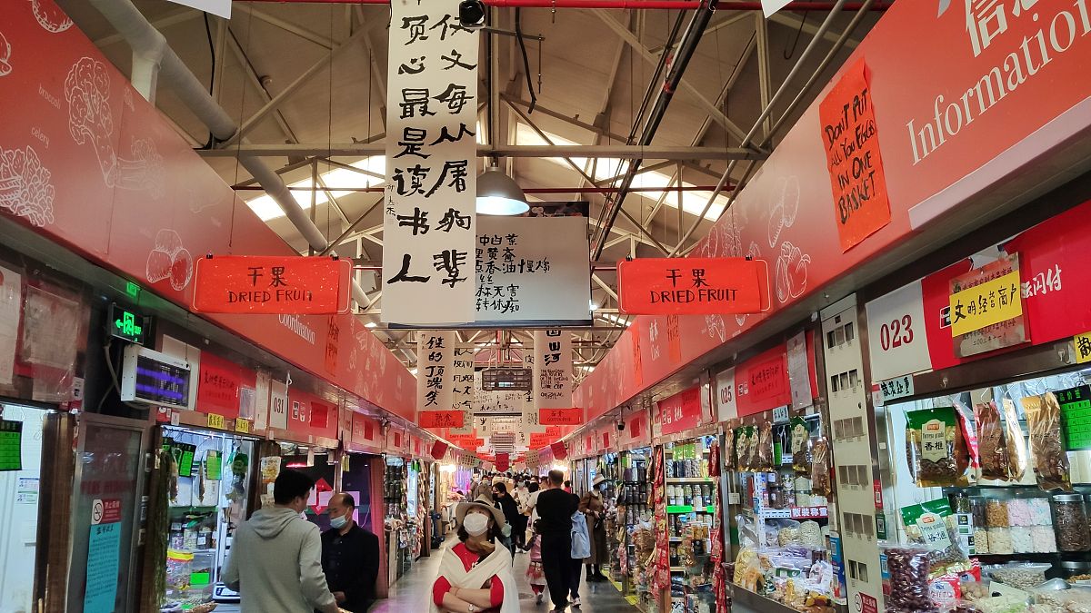 2021年5月5日,北京三源里菜市场成了"民以食为天"的展厅,近百幅著名艺