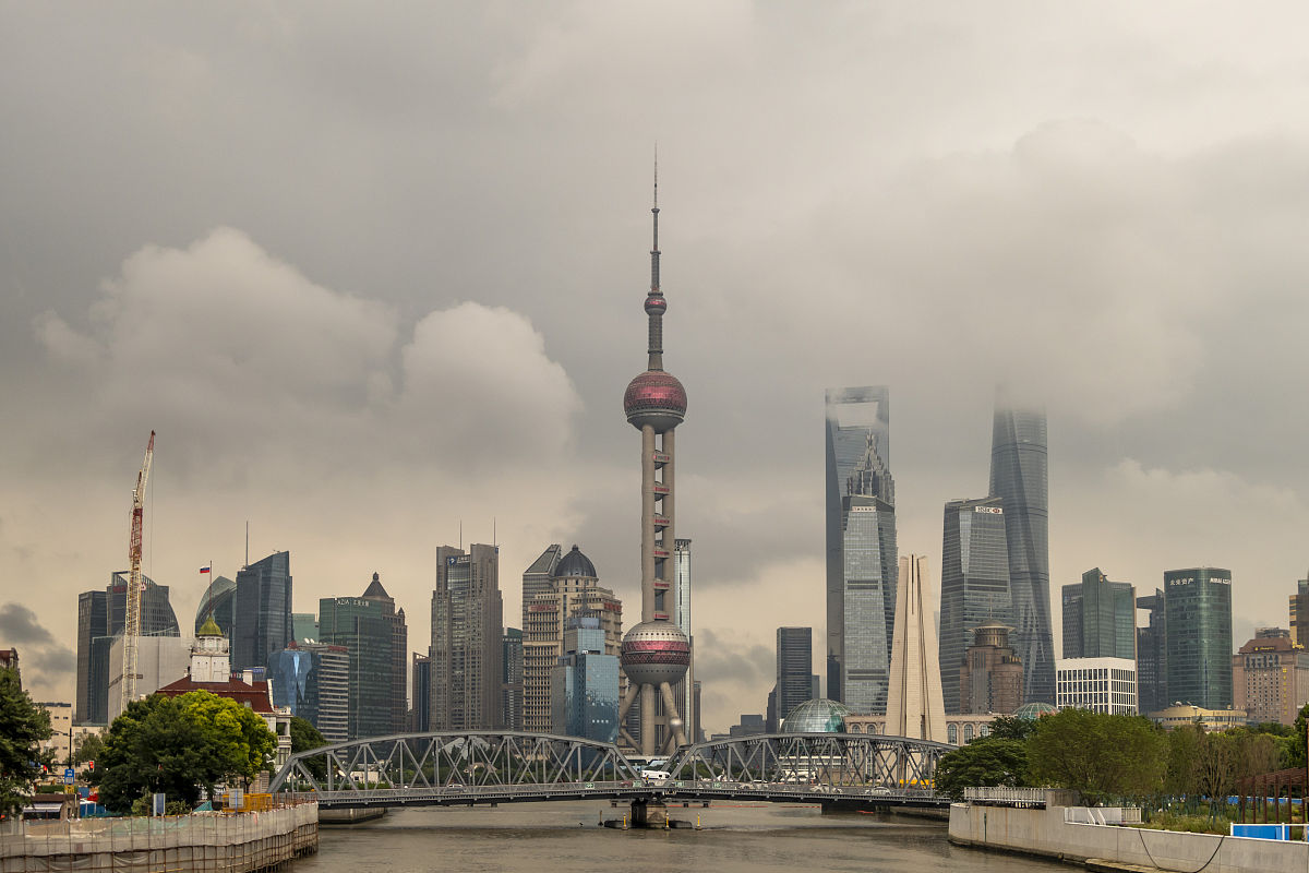2020年7月8日,上海,当日中午,外滩上空云层丰富,陆家嘴地标建筑群在多