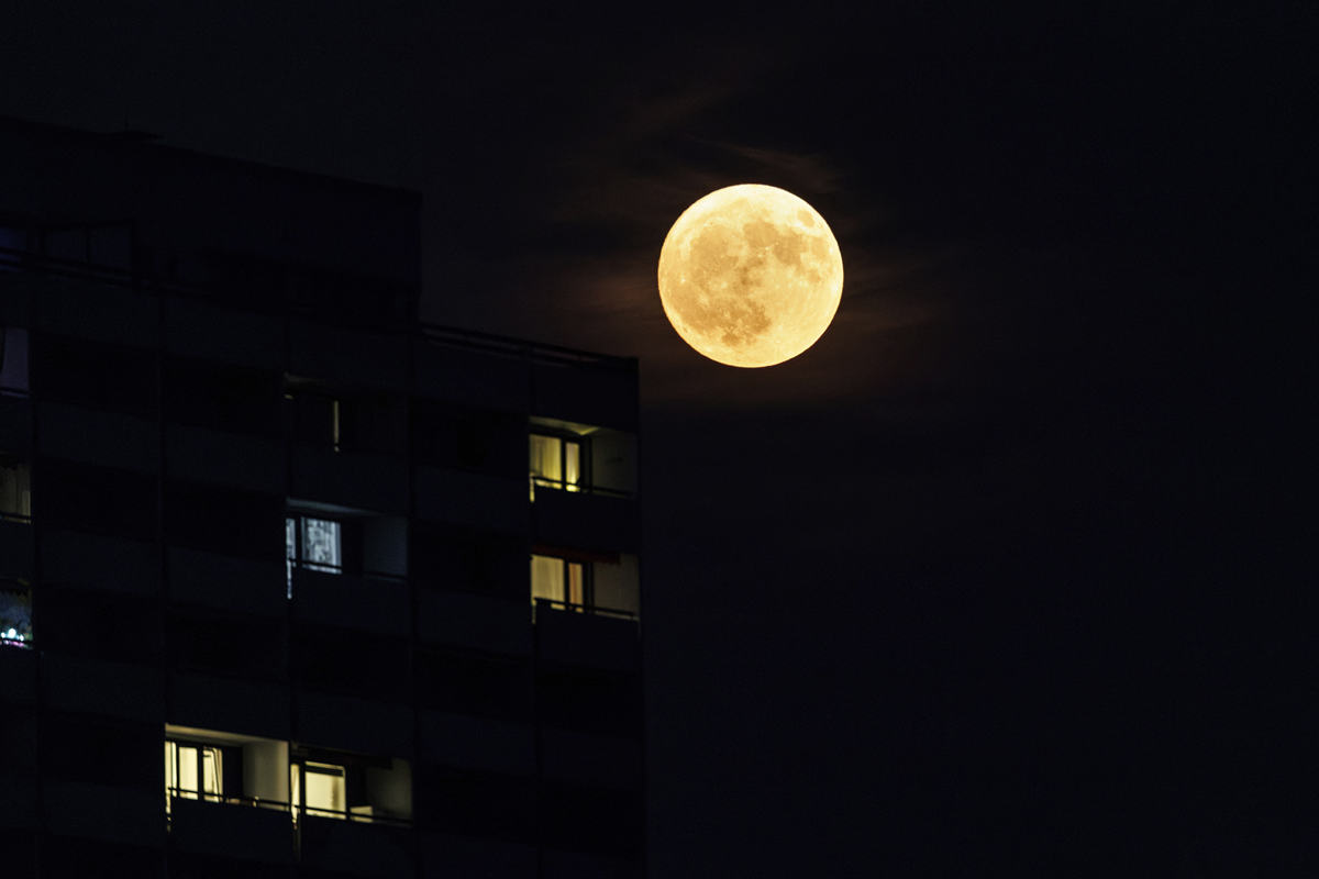 今晚月圆如镜，夜空美景令人陶醉