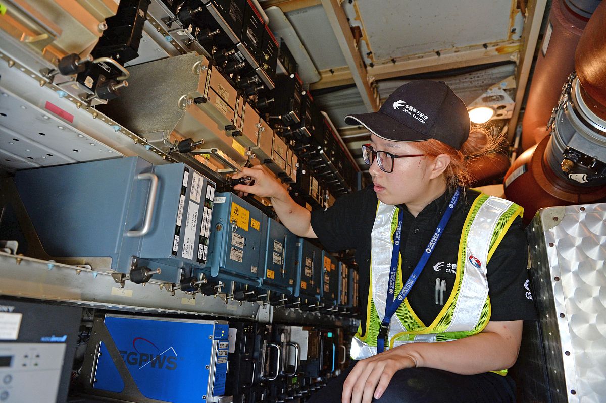 成都市华商理工职业学校飞机电子设备维修专业