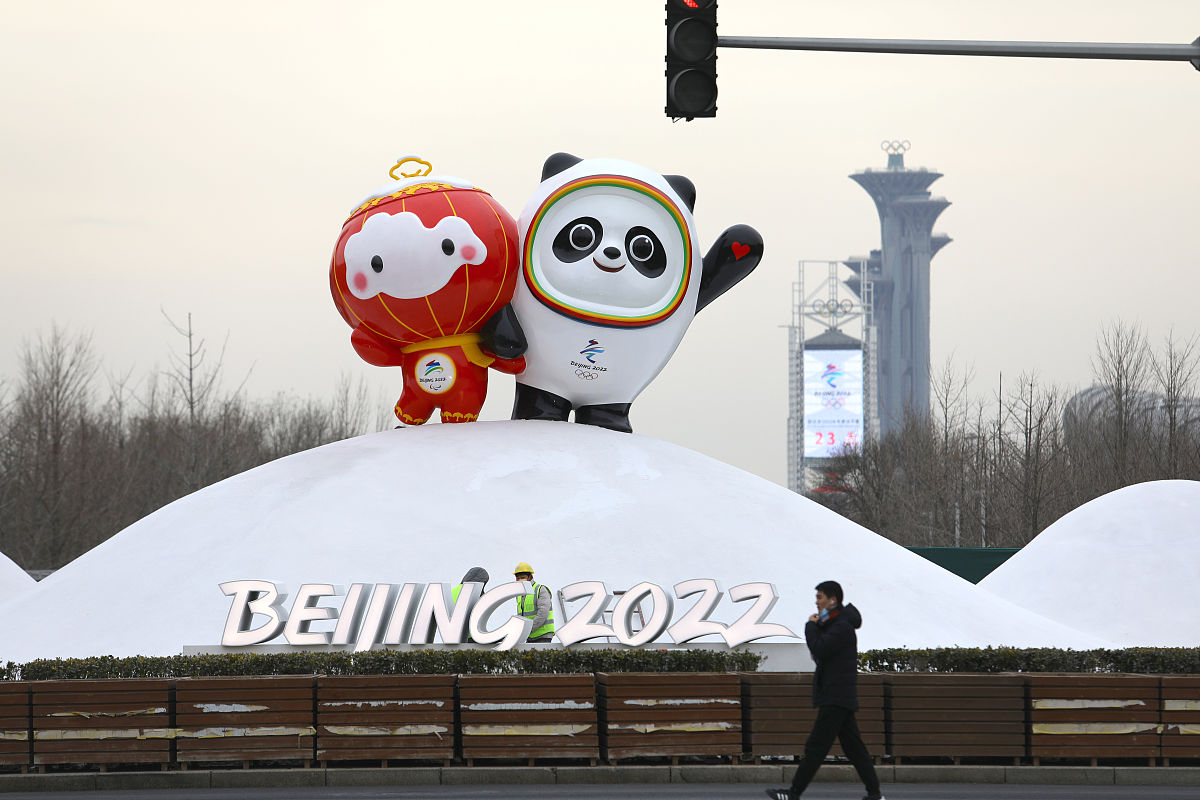 请将这段话改写通过调整语序、增减字数、替换同义词等方式避免与原文出现连续8个字相同的句子使这段话更加具有逻辑：2018年8月8日北京奥组委面向全球征集 2022 年北京冬奥会和冬残奥会的吉祥物共征集活动收到方案 5816 件投稿人年龄从3岁到 75 岁收到了包含境外在内来自35 个国家和地区的投稿。奥组委为此做了大量的相关工作例如前往全国各地的艺术类院校展了吉祥物征集的宣讲工作对于专业院校中的老师