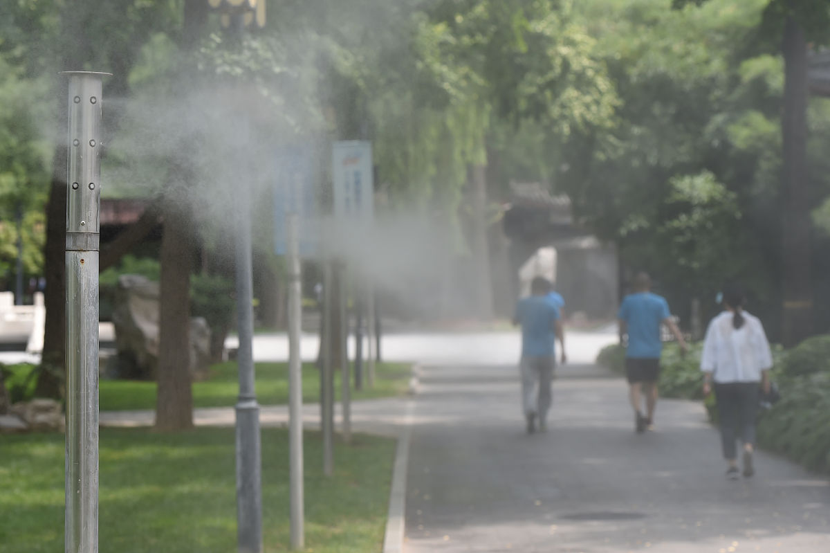 天气热在地上洒水有用吗