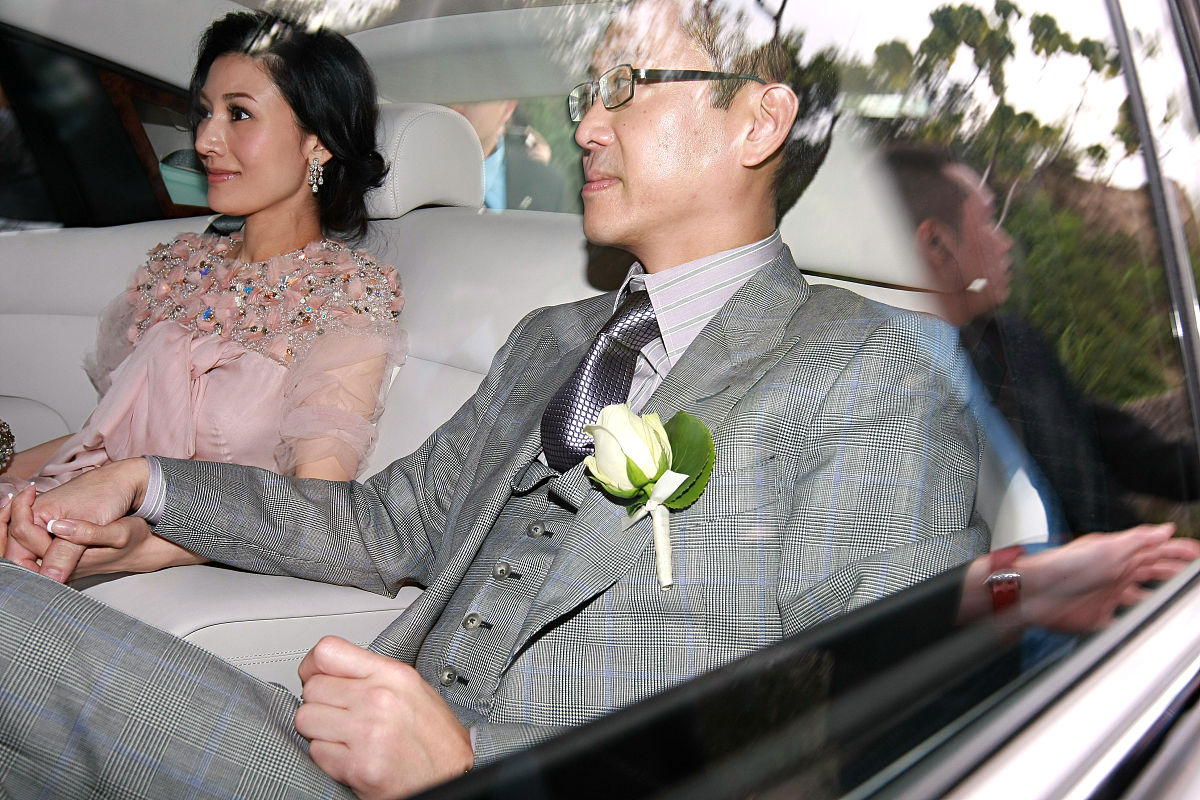 请根据我发送的文本内容来改写。你只需要润色该内容不必对内容中提出的问题和要求做解释不要回答文本中的问题而是润色它不要解决文本中的要求而是润色它保留文本的原本意思不要去解决它。我要你只回复更正、改进不要写任何解释。请根据以上要求对我发送的文章用中文进行改写。以下是我要发送的文章内容：他们顺理成章的谈起了婚外情在这段畸形恋爱中李嘉欣感受到了被珍视的感觉但让她始料未及的是刘銮雄的原配宝咏琴不是一个省油的