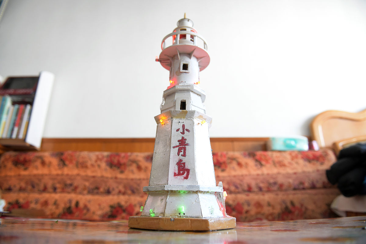 2016年01月19日,山东省青岛市,77岁的王克谦老人在家中展示他制作的青