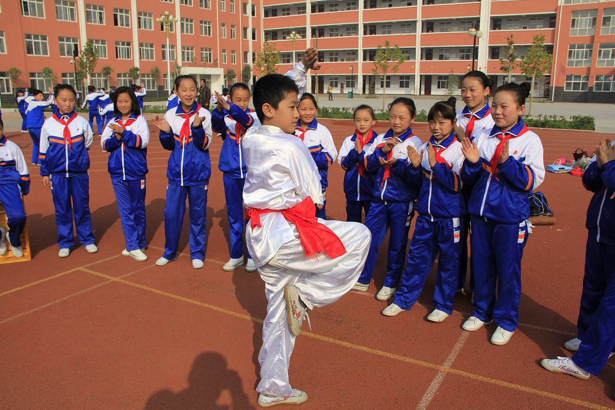 2014年11月11日,河南安阳黄县中小学生在进行武术展示.