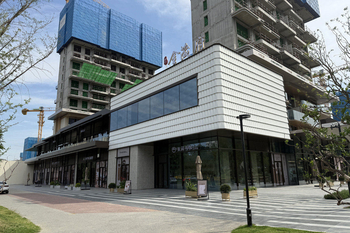 项目名称：华熙艺术村颐都可售面积415平、10套左右房号：7-1-101朝向：西南项目物业类型：洋房装修情况：精装3779平项目卖点：现房销售主城锦江醇熟商业配套享受绝版自然资源交通：地铁2#、13#线四纵四横交通体系立体化交通地铁13号线步行五分钟可达站点学校：成都市三幼、盐道街小学528校区、成都七中育才三圣校区步行五分钟可达商场：西南伊藤旗旗舰店、永辉超市、项目自持18万方文博区构建片区高端