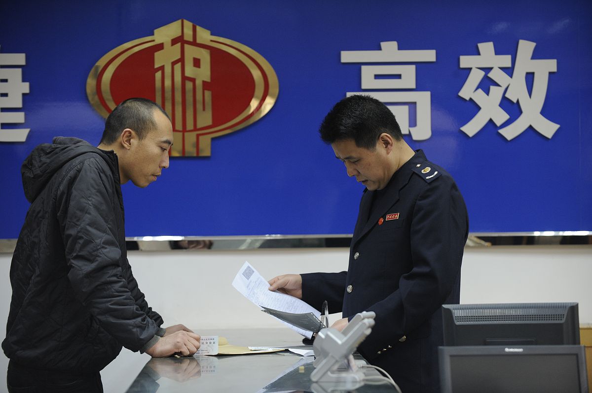 进项税进项税是指企业在购买生产资料、办公设备以及服务等用于生产经营活动中的商品和服务时支付的增值税可以作为减免应纳税额的一种税款。企业可以将进项税与销项税相抵实现税收的分摊避免重复征税。对于符合政策规定的进项税企业可以按照一定的程序进行抵扣并在当期或后续期间享受税收减免优惠降低企业的税收负担。进项税哪里来的进项税来自企业在购买生产资料、办公设备以及服务等用于生产经营活动中的商品和服务时支付的增值税