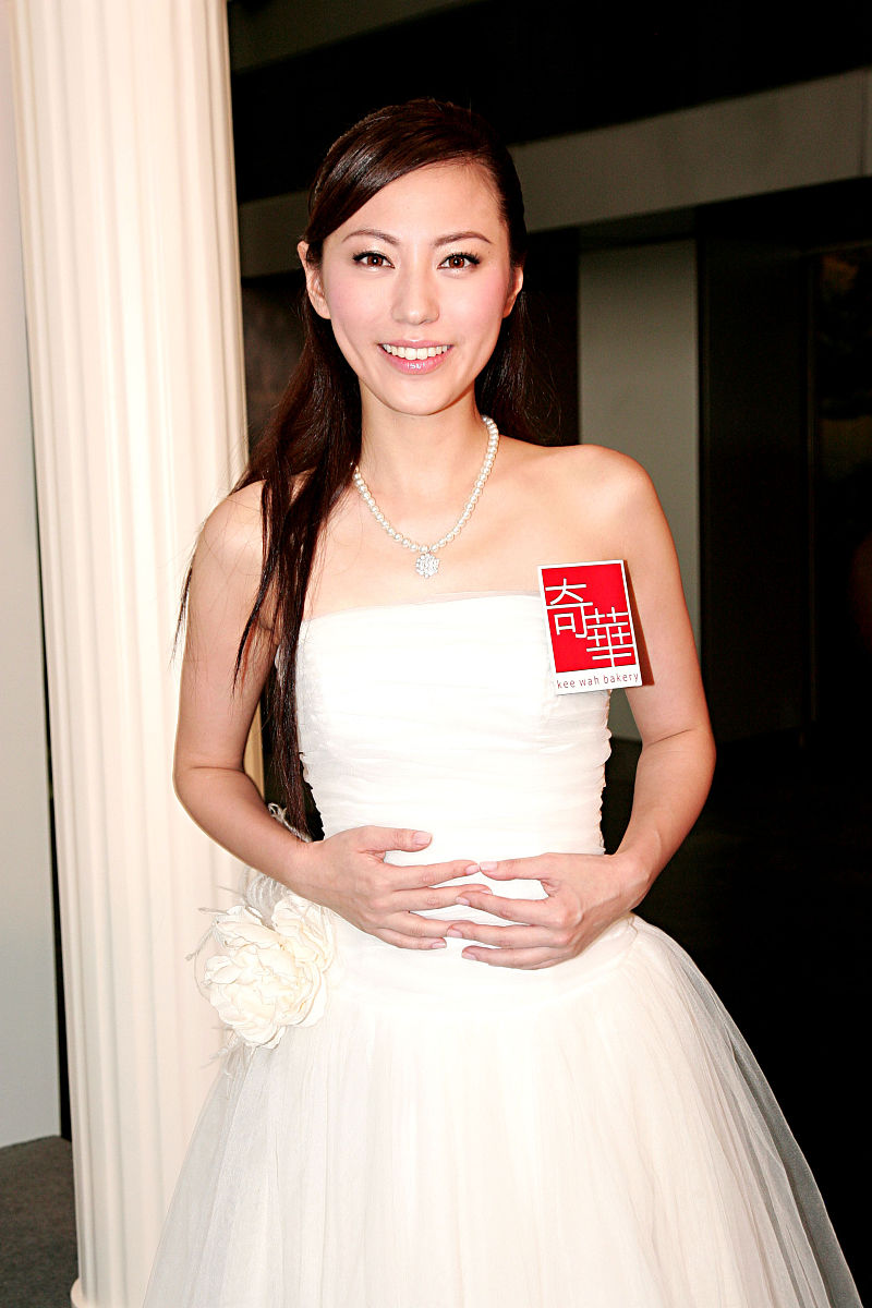 2008年5月14日,香港,刘心悠出席拍摄的奇华饼家嫁喜礼饼广告首播会.++