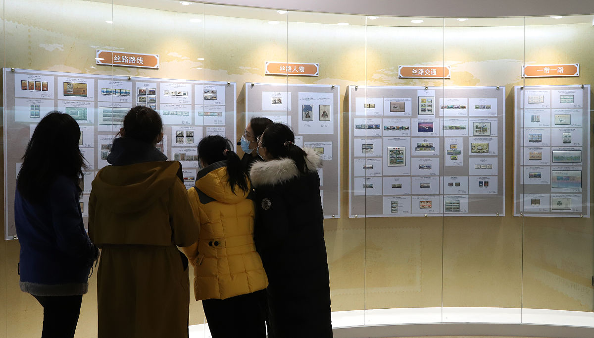 2020年11月27日,北京,观众在"邮票讲述'一带一路'故事"邮展现场参观.