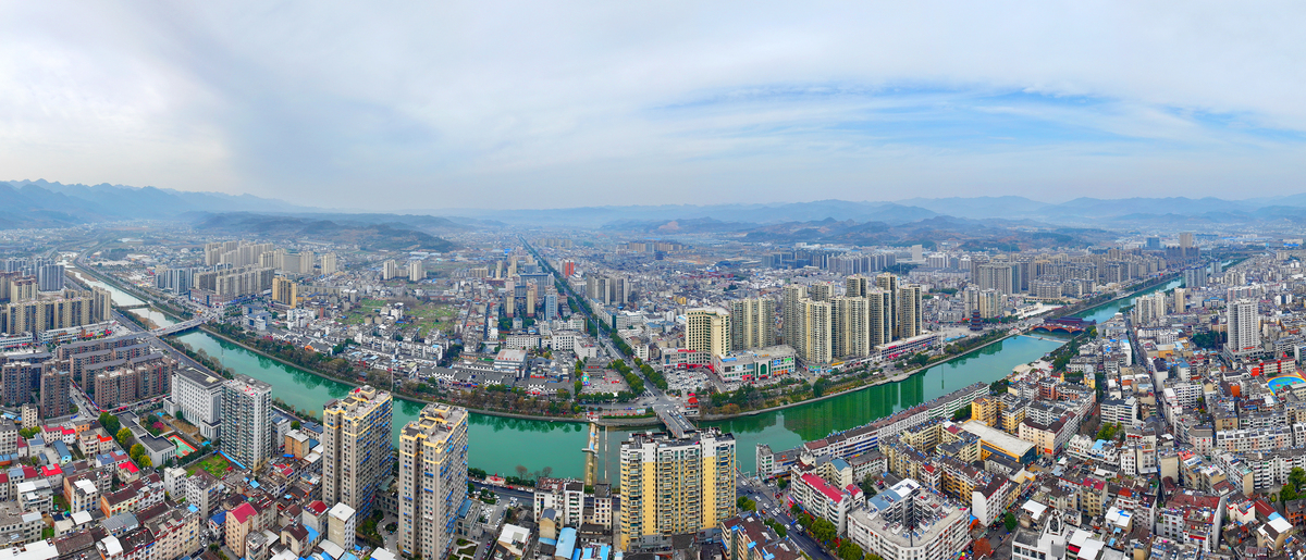 2026年2月13日,湖北十堰市房县城区居民建筑在碧水的,