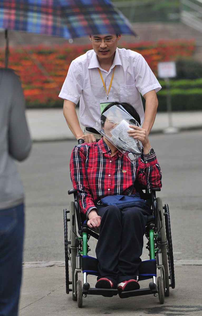 2阅读下面的文字根据要求作文。周国平先生说：人是一种讲究实际的植物他忙着给自己浇水、施肥、结果实但常常忘记了开花。请结合自己的体验与感悟写一篇不少于700字的文章。要求：题目自拟文体议论文立意自定；中国高中生文笔。