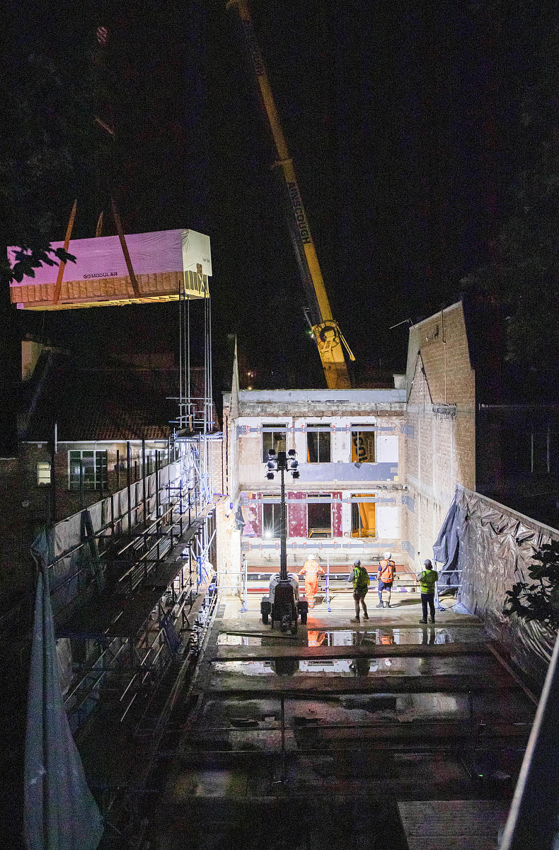 当地时间2019年8月12日,英国布里斯托,当地一家建筑商采取开创性施工