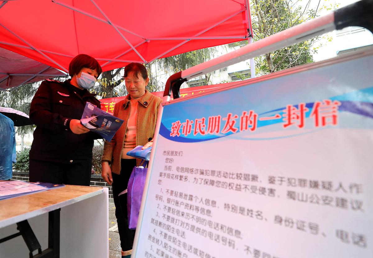 一、写作材料2022年5月1日下午常州5路公交车上人多拥挤一名男性乘客上车时大喊被门夹了驾驶员王师傅道歉后没想到男子一路都在责骂。为了乘客的安全王师傅一直克制。更没想到的是几站后一名学生给王师傅递来一张小纸条…… 王师傅称他至今还保留着这张小纸条纸条上写着：师傅您是好司机赞！！！ 王师傅说：拿到纸条我感到心里暖暖的眼泪都要出来了。 后来调取车上监控发现当时只是人