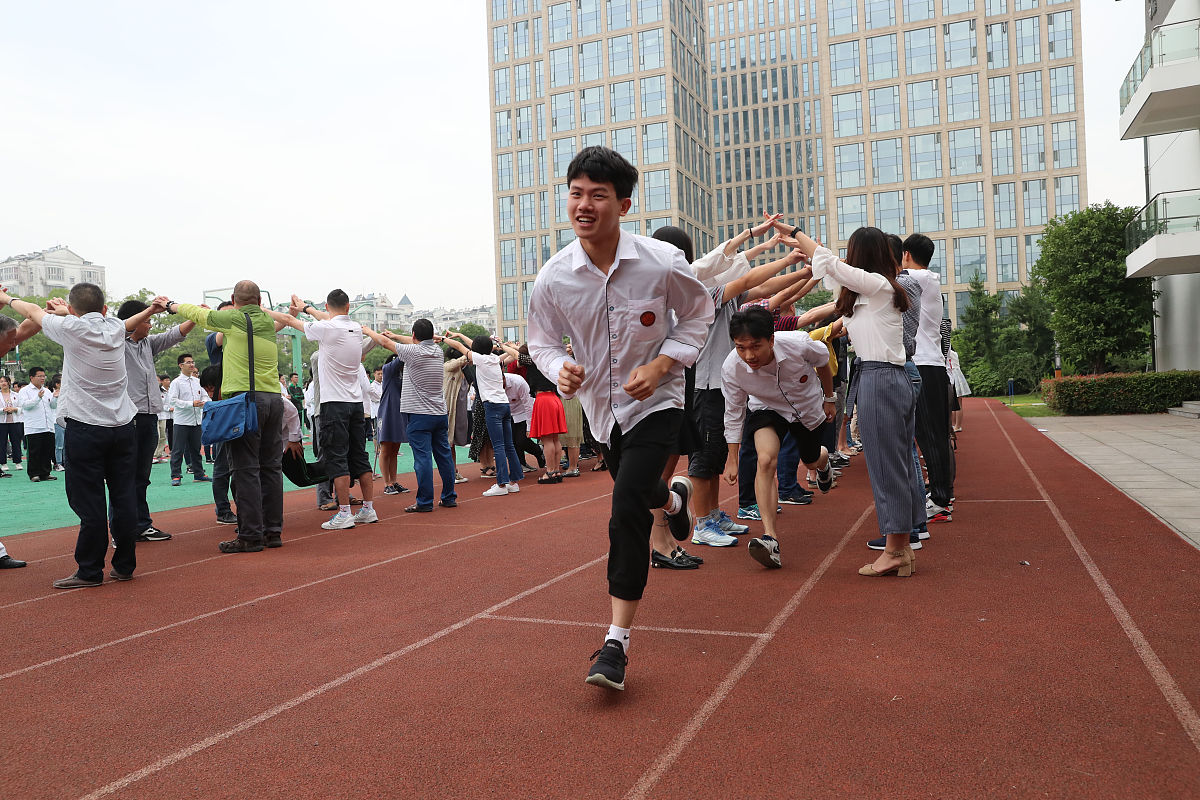 2018年6月4日,浙江省宁波二中,同学们穿越老师们用双手搭建的"成功门"