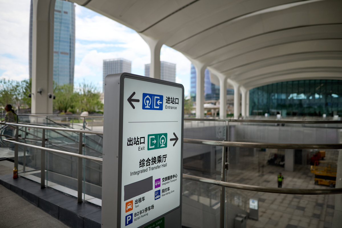 候机大厅功能区、登机口功能区、行李提取区功能区、商业设施功能区、航站楼室外通道对这些功能分区进行分析意义是什么？