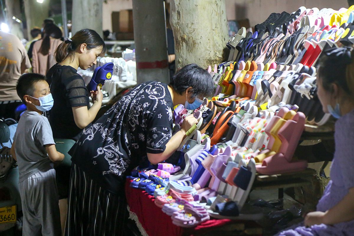 2020年6月1日,郑州健康路夜市复市,前来逛街的市民熙来攘往,而商户则