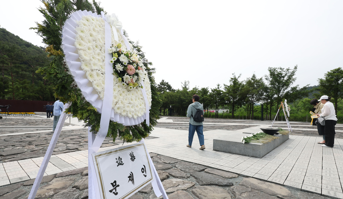 改写并扩写使语言优美富有逻辑性加入适当描写：在活动现场工作人员首先介绍了清明节的由来和意义强调了厚养薄葬生态安葬的理念。由主讲人进行了生态安葬的讲解向大家介绍了生态安葬的概念、实施方法、优势等方面的内容。 随后大家默哀一分钟表达对逝去英雄的敬佩和思念之情。然后大家参观了烈士陵园感受着那份庄严肃穆。在红领巾学生志愿者的讲解下大家了解了很多关于烈士的故事和历史。