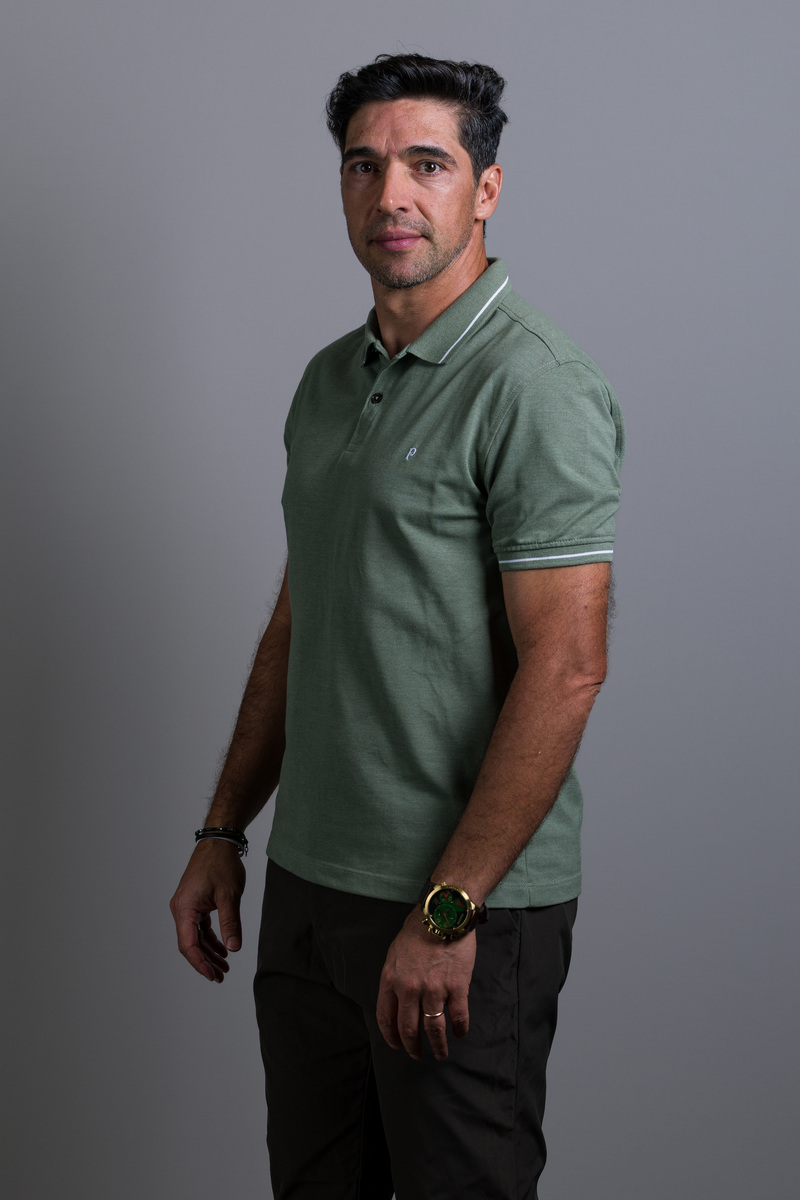 用美式英语写3条关于纯色领口袖口条纹拼色男士休闲短袖衫 卡其色 XXXXL的好评以及其好评标题。结果格式为输出格式为：标题+：+好评内容。